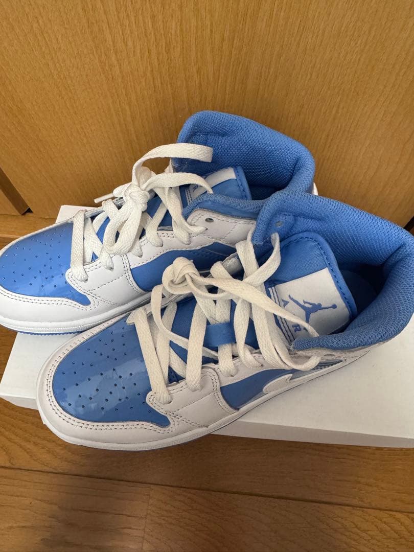 エア ジョーダン1MID SE GS KFZ3933114WHT/LGNDBL