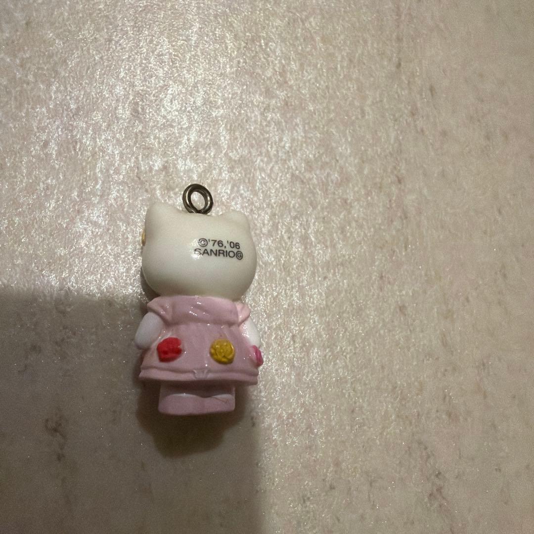 ハローキティ 花柄ドレス　ストラップ