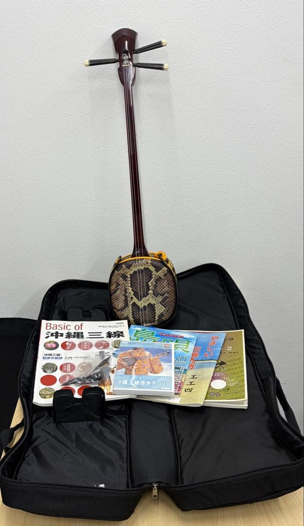 美品 沖縄三線 蛇皮 人工皮 弦楽器 和楽器 三味線 初心者 入門セット付き