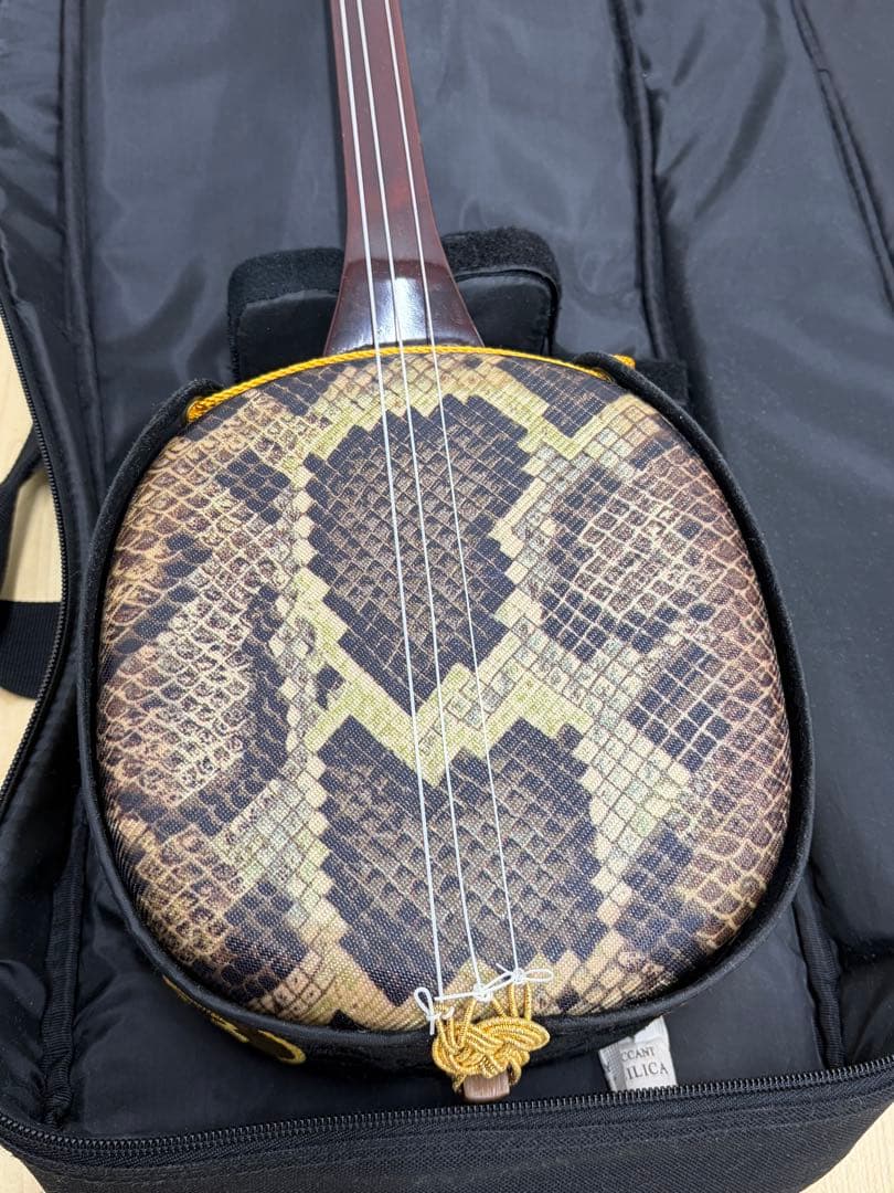美品 沖縄三線 蛇皮 人工皮 弦楽器 和楽器 三味線 初心者 入門セット付き
