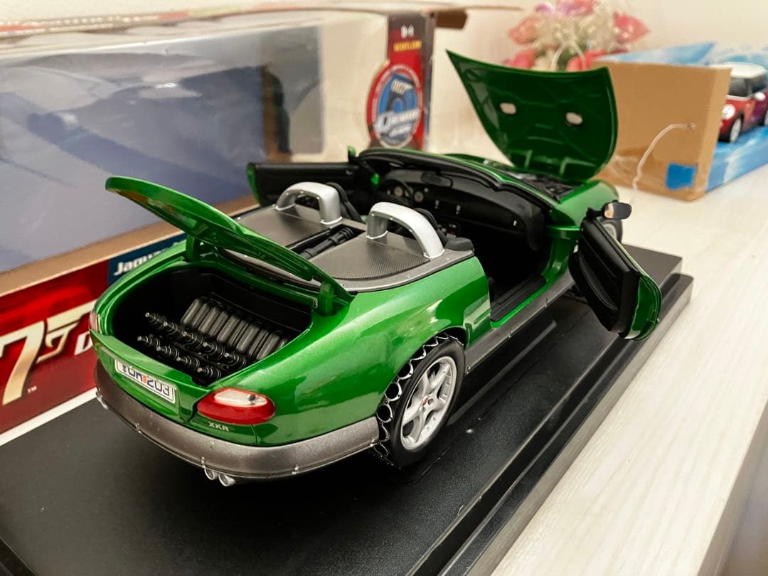 1/18 ジャガー XKR ロードスター 007 ボンドかー