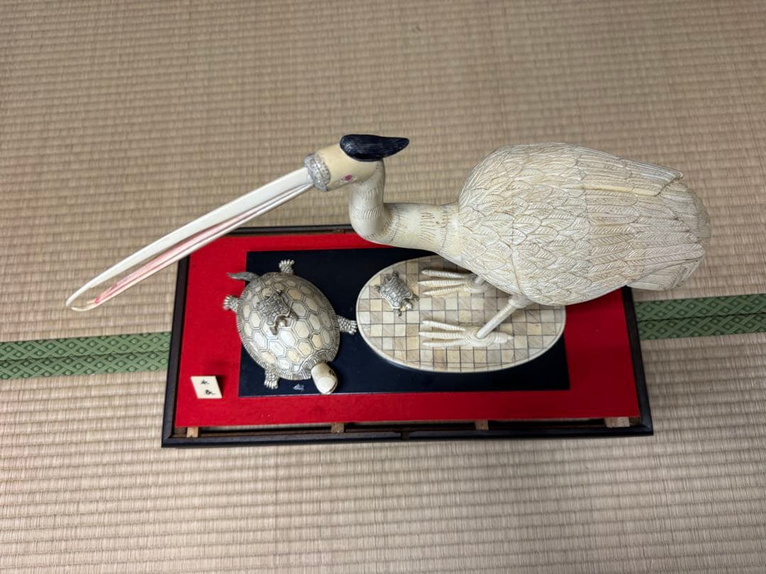 鶴亀 木彫り 置物 ガラスケース付 縁起物 長寿 金彩