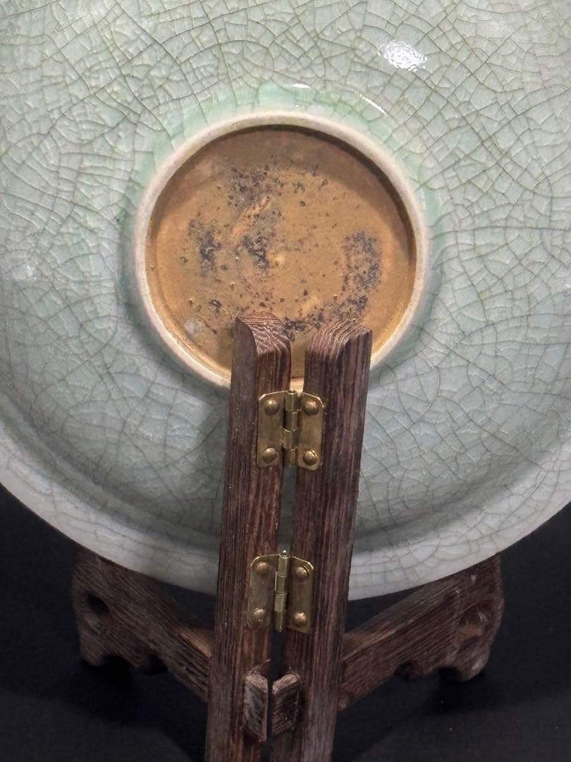 中国　宋元時代 淡い緑色のひび割れ模様の陶器皿