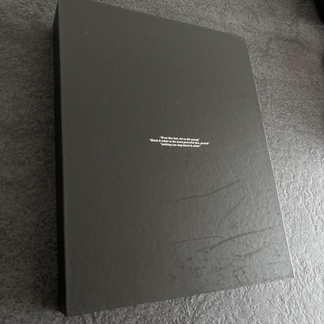 【BTS】BLACK & WHITE 1st Photobook
