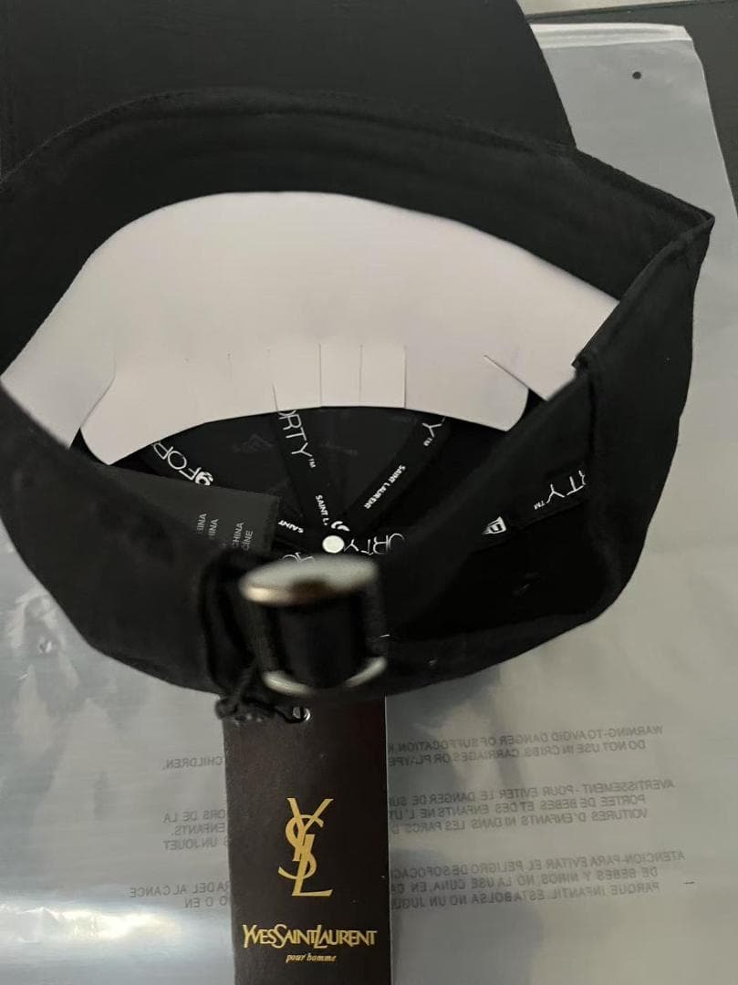 YSL黒いキャップ