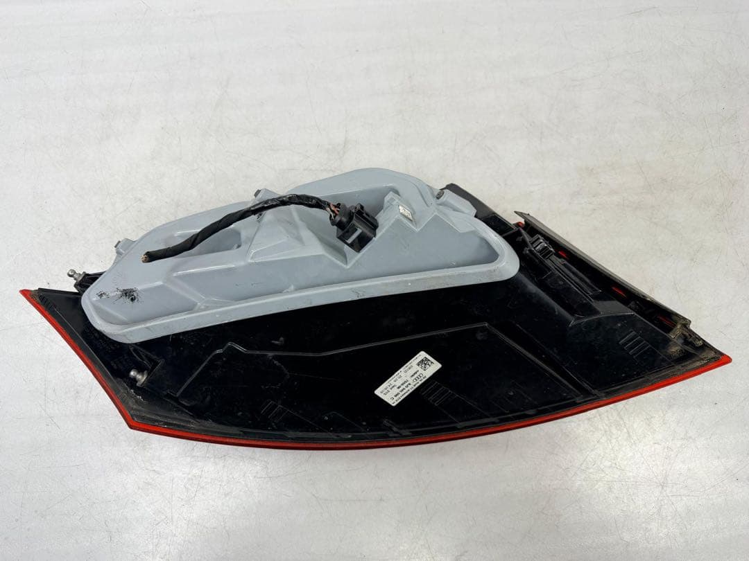 アウディ TT 8J 純正 右テールランプ 8J0945096C E-74