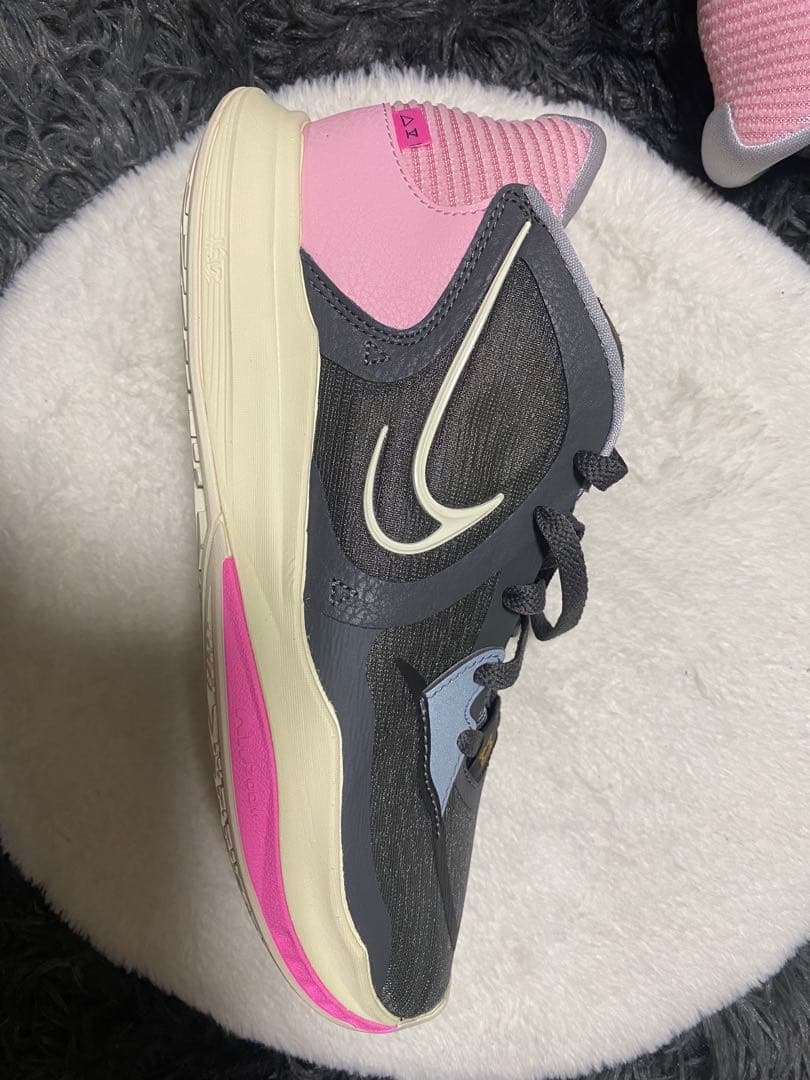 NIKEカイリーlow5バスケットボールシューズ グレー/ピンク