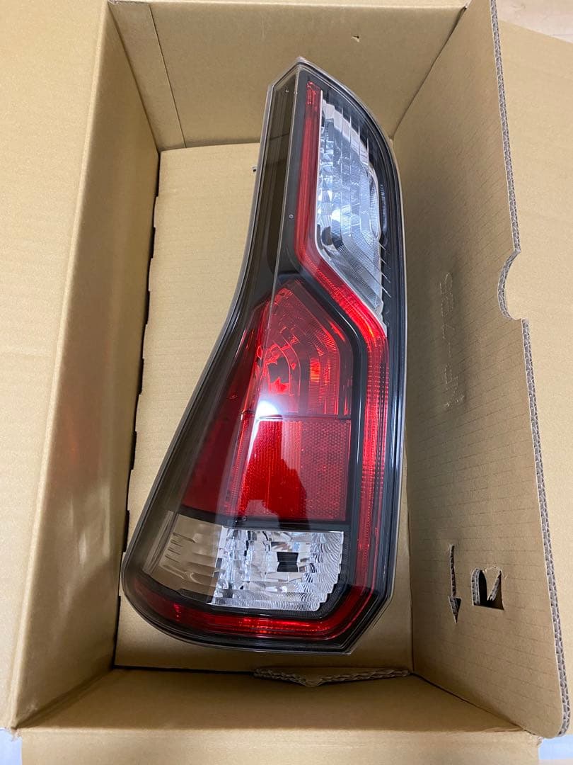 C27セレナ前期左側テールランプ