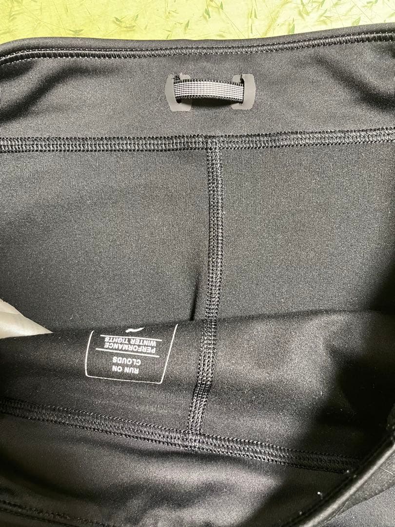 On ランニング PERFORMANCE WINTER TIGHTS メンズS