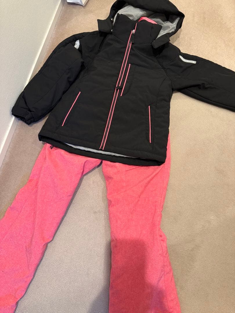 ヘルメットセットで更に値下げします‼️DESCENTE 子ども用スキーウェア