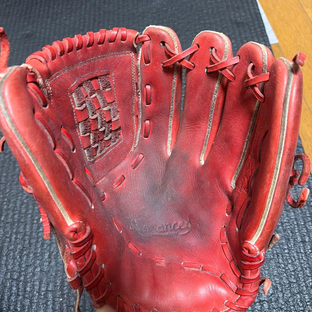赤い硬式グローブ 編み込みデザイン