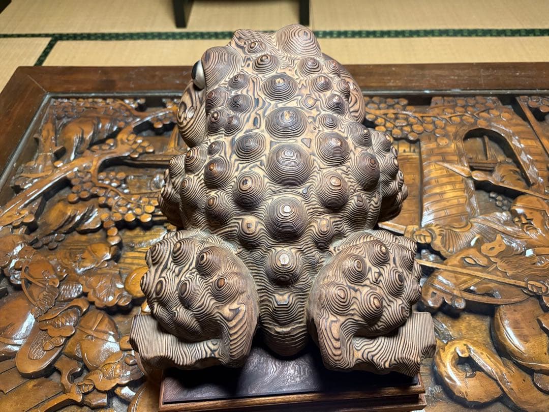 縁起物　木製　特大　カエル彫刻 波状模様　一刀彫　台座あり　箱無　蝦蟇　無事帰る