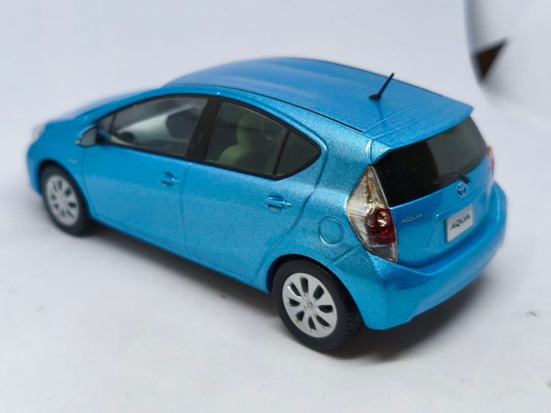 トヨタ　アクア　カラーサンプル　1/30　ミニカー　水色