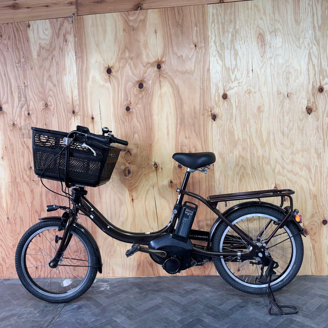 黒い電動アシスト自転車 前面バスケット付きバッテリー12.3ah