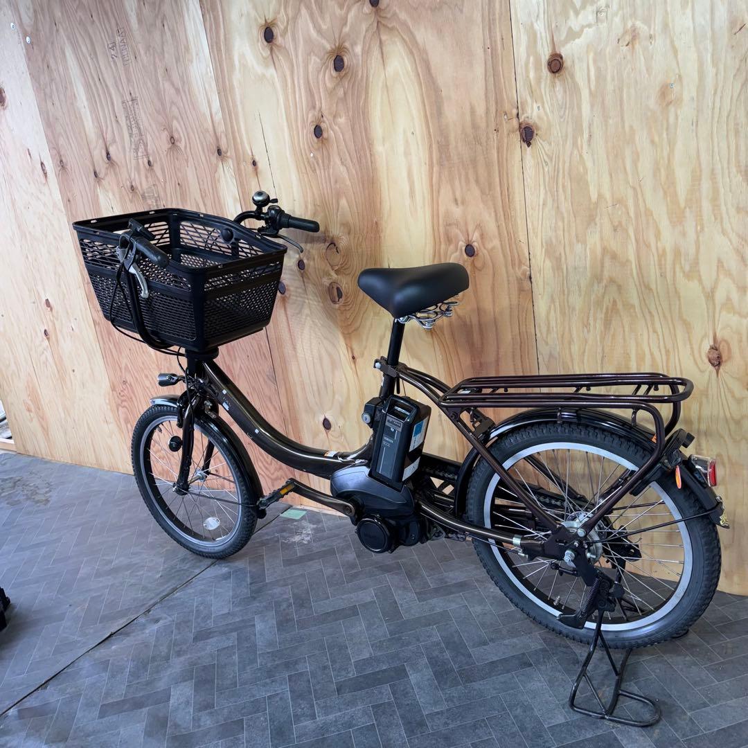 黒い電動アシスト自転車 前面バスケット付きバッテリー12.3ah