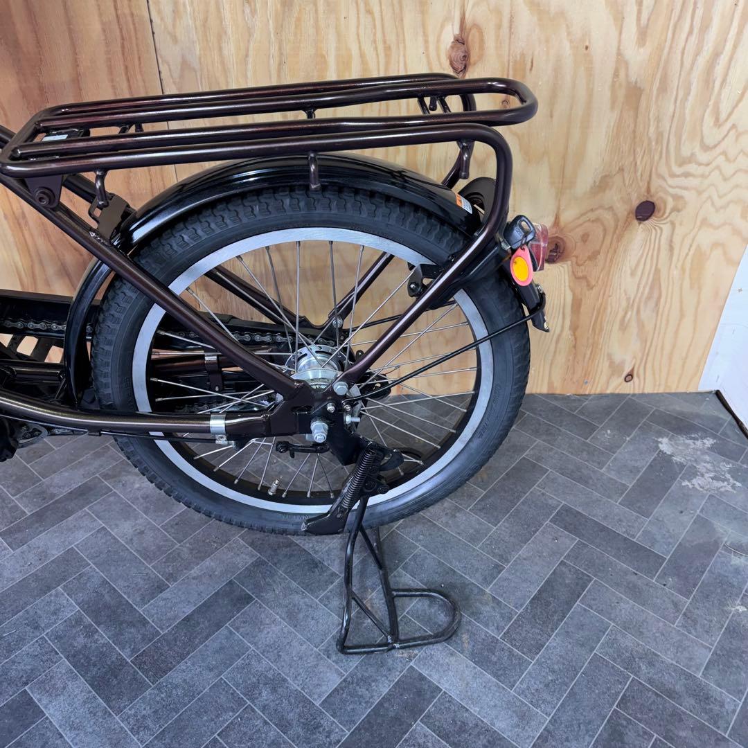 黒い電動アシスト自転車 前面バスケット付きバッテリー12.3ah