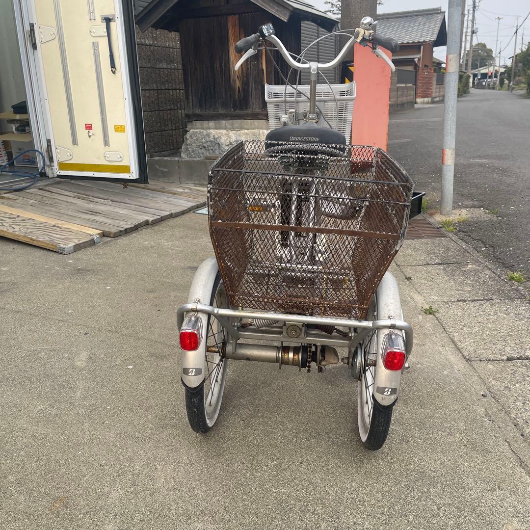 ブリヂストン電動アシスト三輪車 シルバー 前後バスケット付き