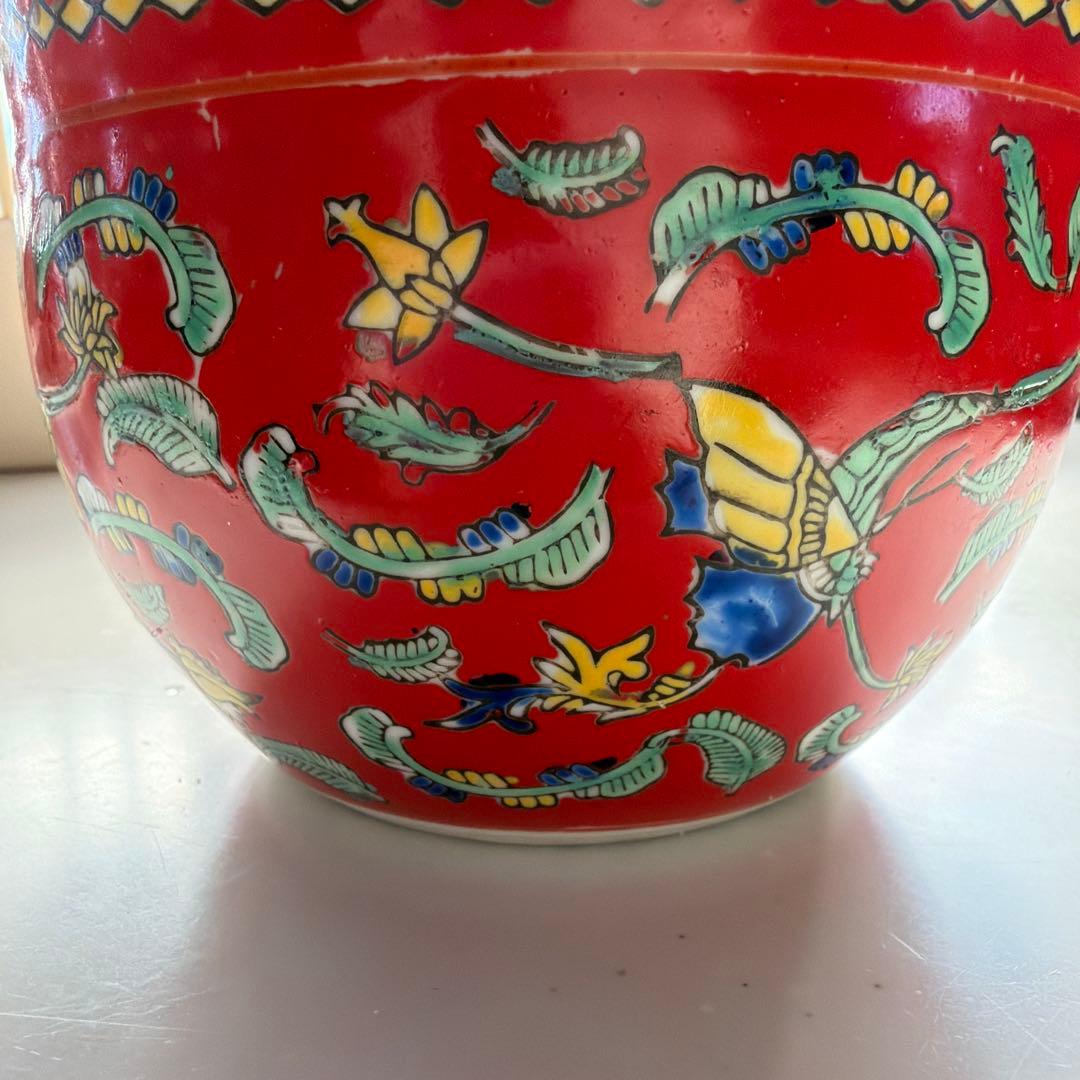 赤い花柄の蓋付き陶器