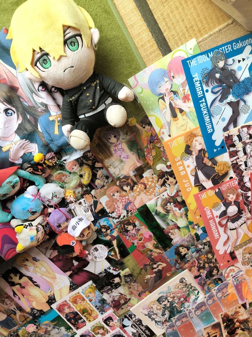 アニメグッズまとめ売り タペストリー 時計 クッション CD DVD 缶バッジ