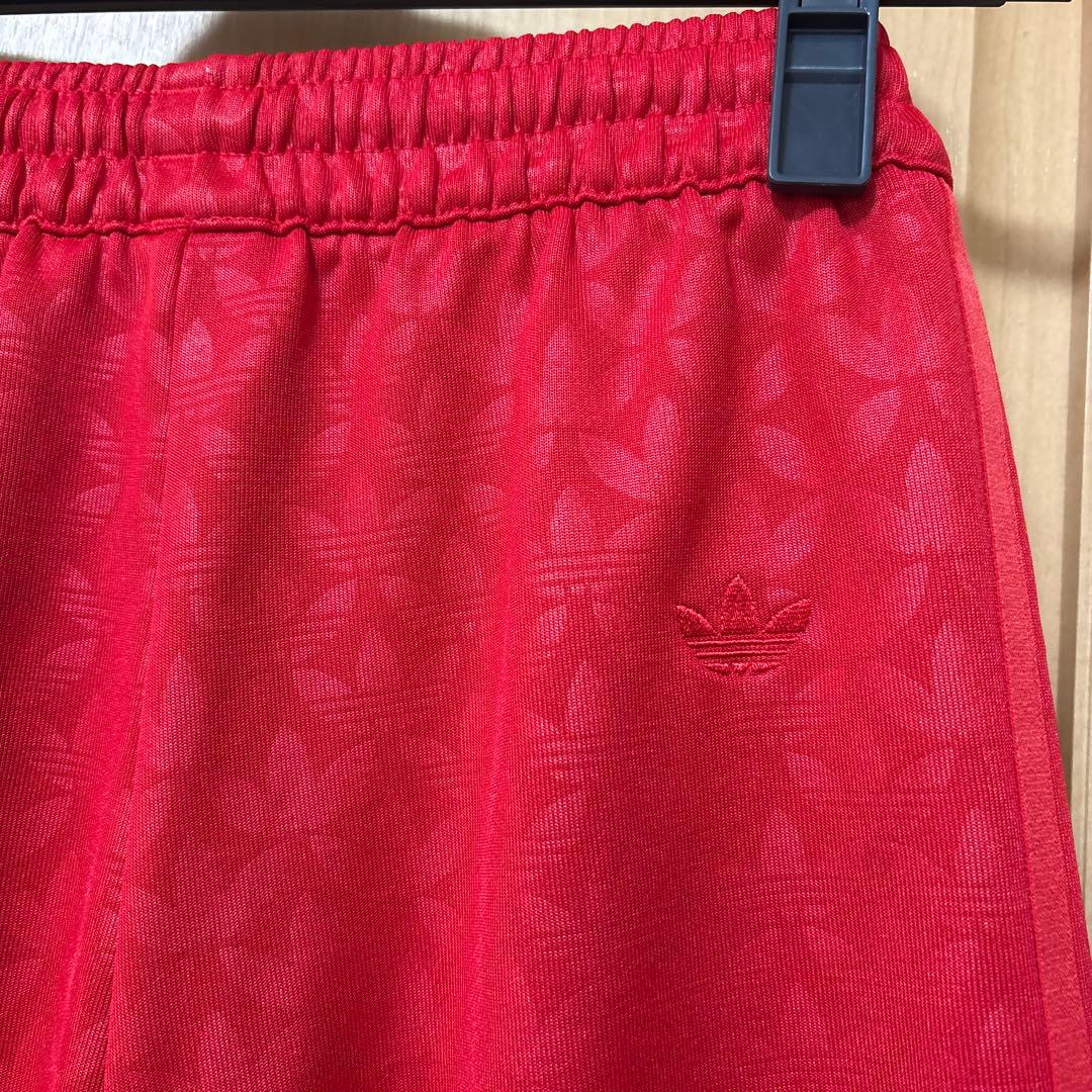 adidas オリジナルストレフォイルロゴ ワイドパンツ レッド