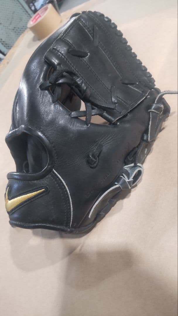 ★スプレーおまけ付き★　 NIKE　内野手用硬式グローブ　ブラック　サイズ小さめ