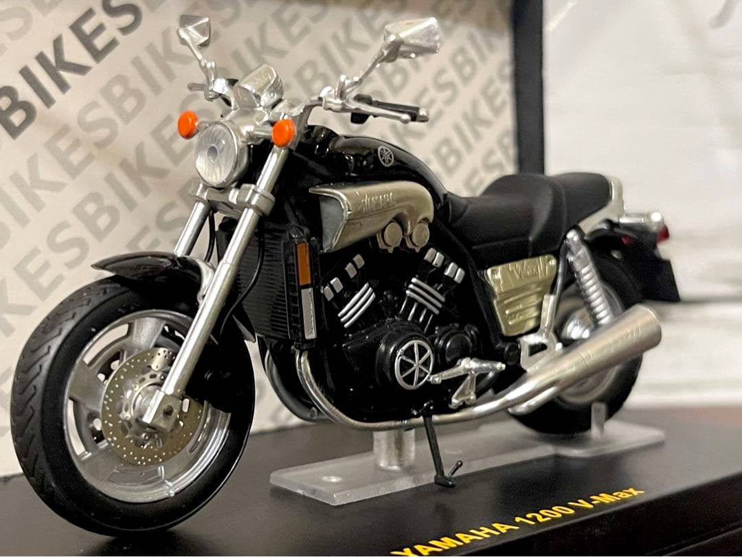 1/24 ヤマハ1200V-Max (IXO models)