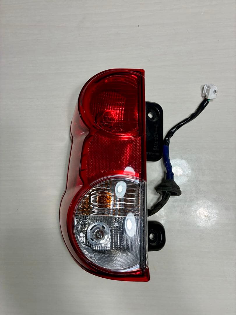 日産　NISSAN NV200 テールランプ