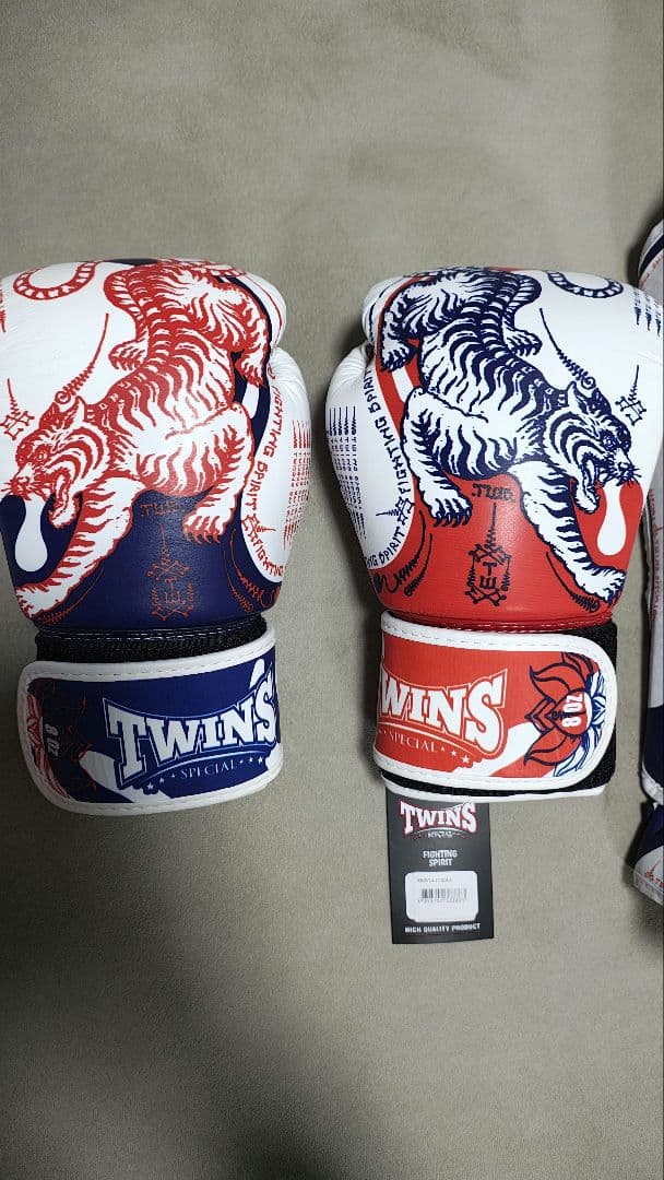 TWINS Special グローブ、レガース