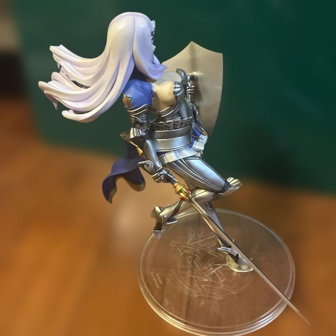 叛乱の騎士姫アンネロッテ　フィギュア 剣と盾のキャラクター