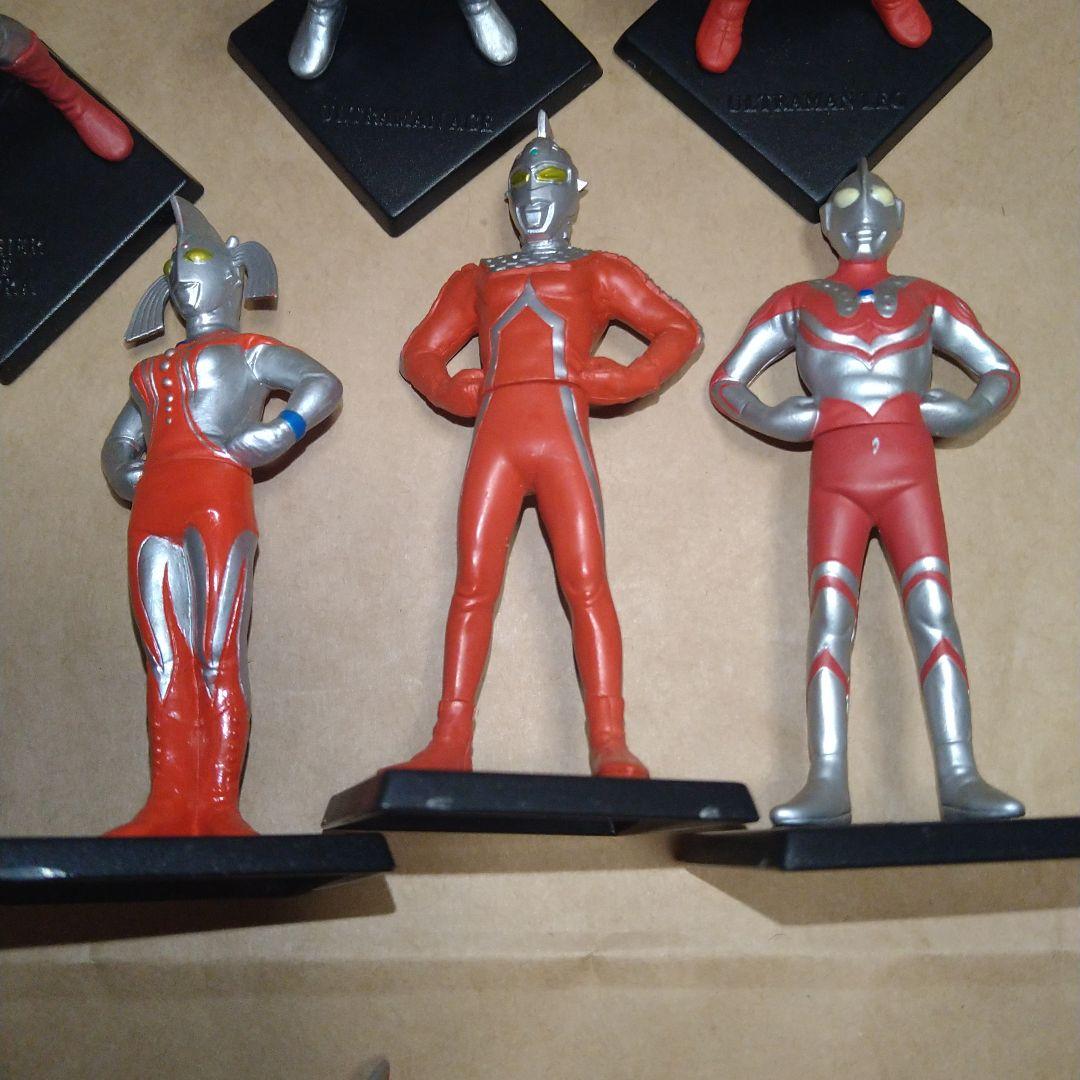 ウルトラマン　ミニフィギュア　11種セット　台座付き