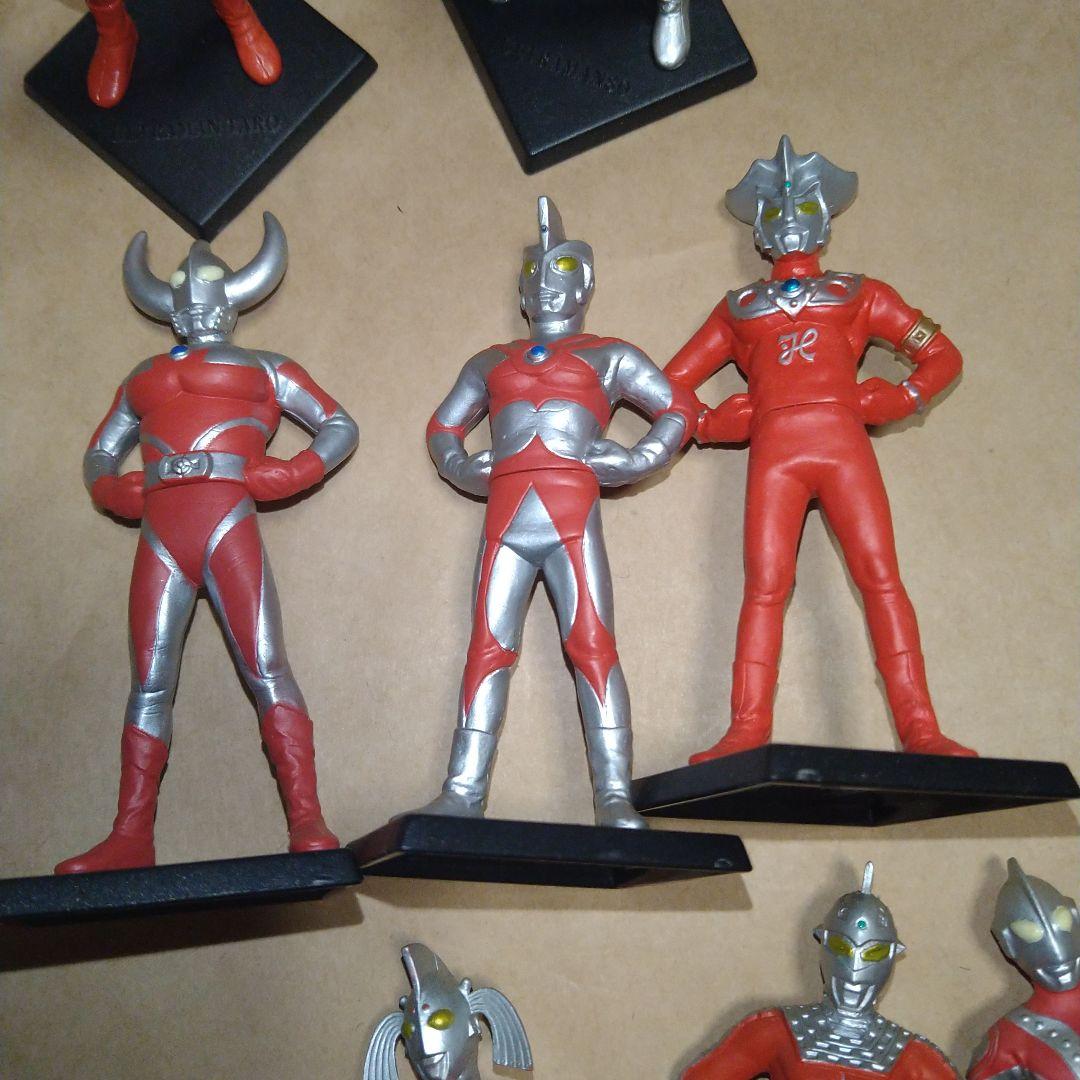 ウルトラマン　ミニフィギュア　11種セット　台座付き