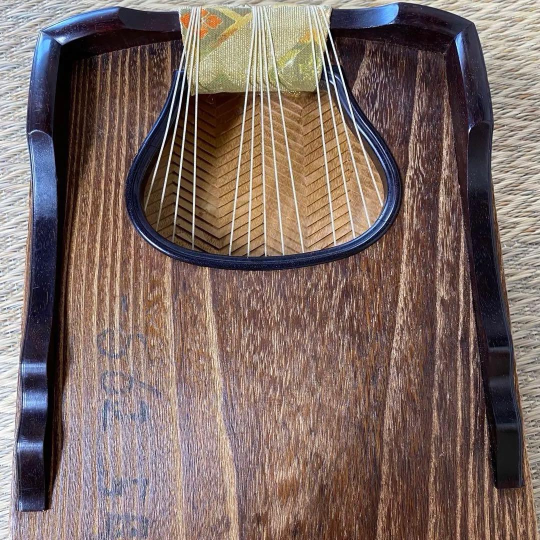 お琴　和楽器　くり甲　綾杉彫　【直接引き取り可能】 【送料込み条件有り】専用台付