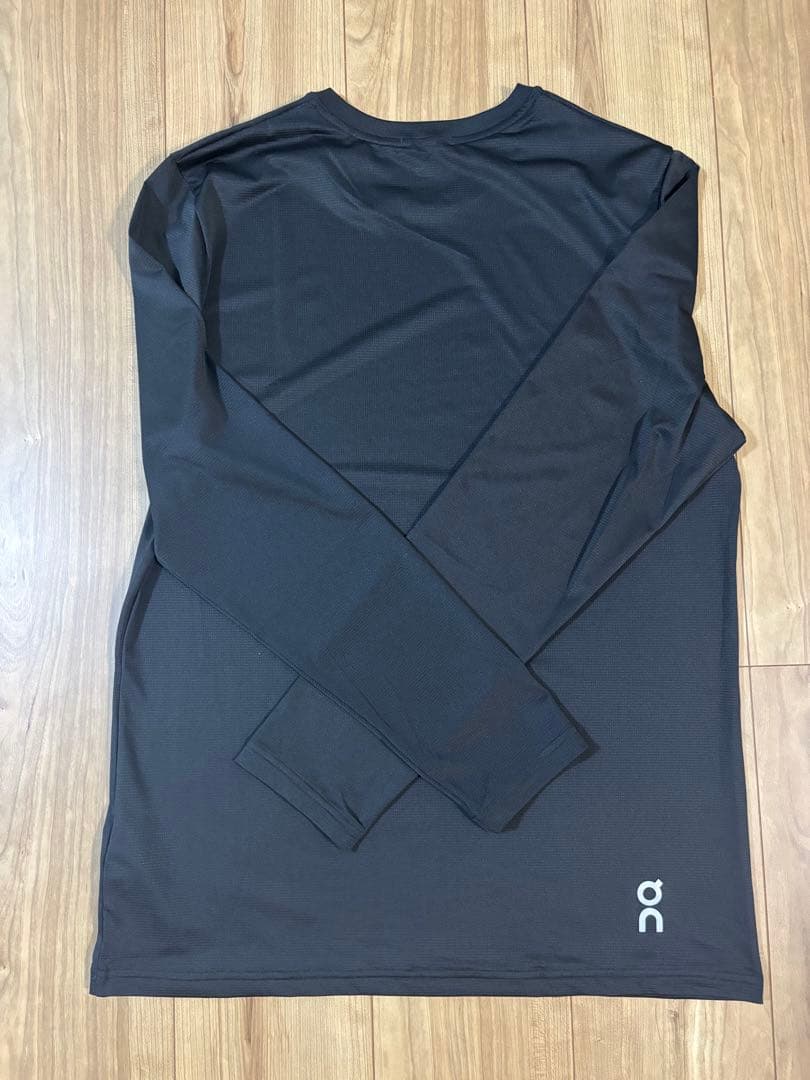 on 長袖シャツ 黒 タグ付き