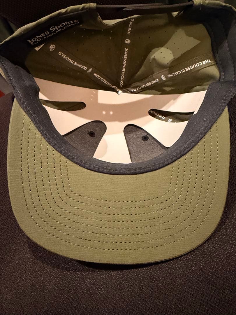 JONES オリーブグリーン スナップバックキャップ