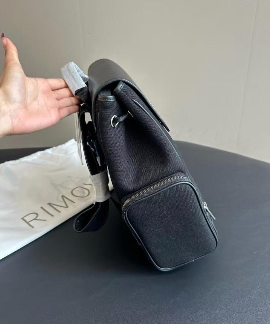 RIMOWA ブラックバックパック ストライプデザイン