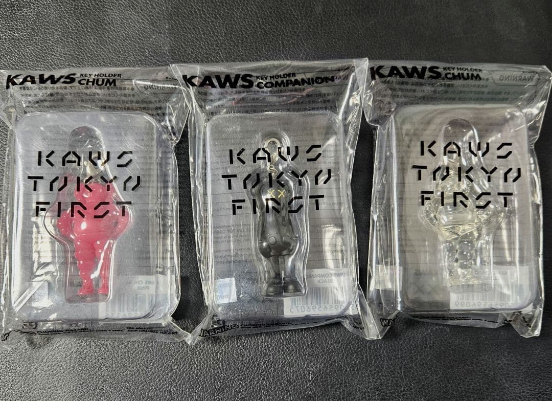 カウズ KAWS TOKYO FIRSTキーホルダーチャーム 3点まとめ売り