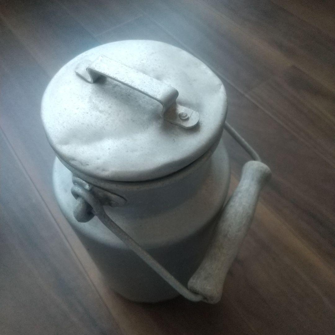 赤錆色の金属製ランタン