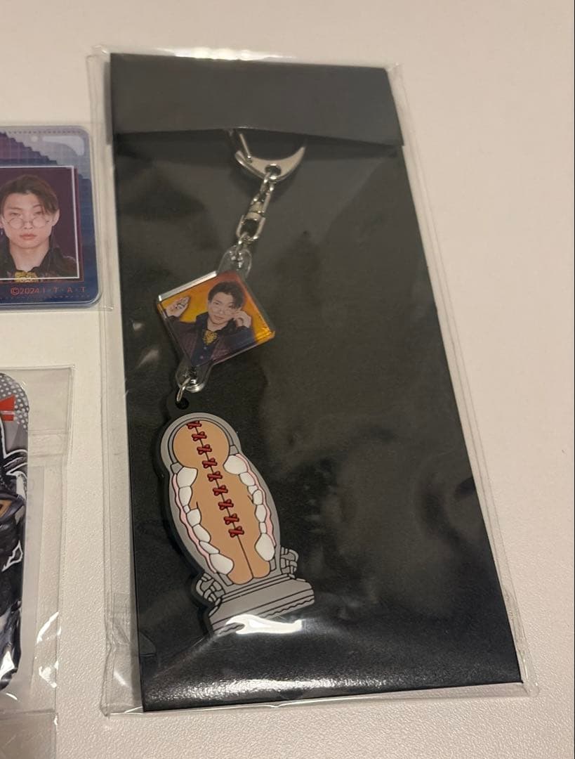 【値下中】仮面ライダーガヴ ニエルブ キーホルダー 社員証、缶バッジ