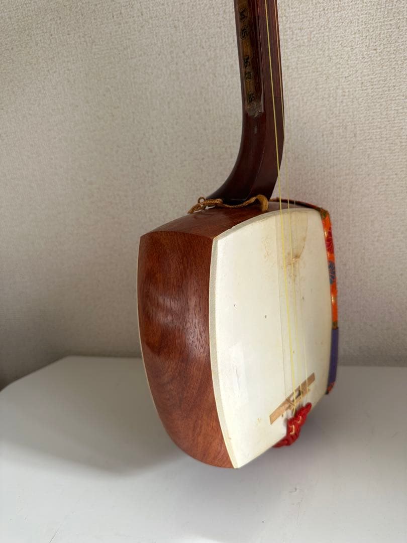 沖縄三線風 和楽器 本体＋撥付き 人工皮　三味線 練習用 胴巻き（和柄）付き