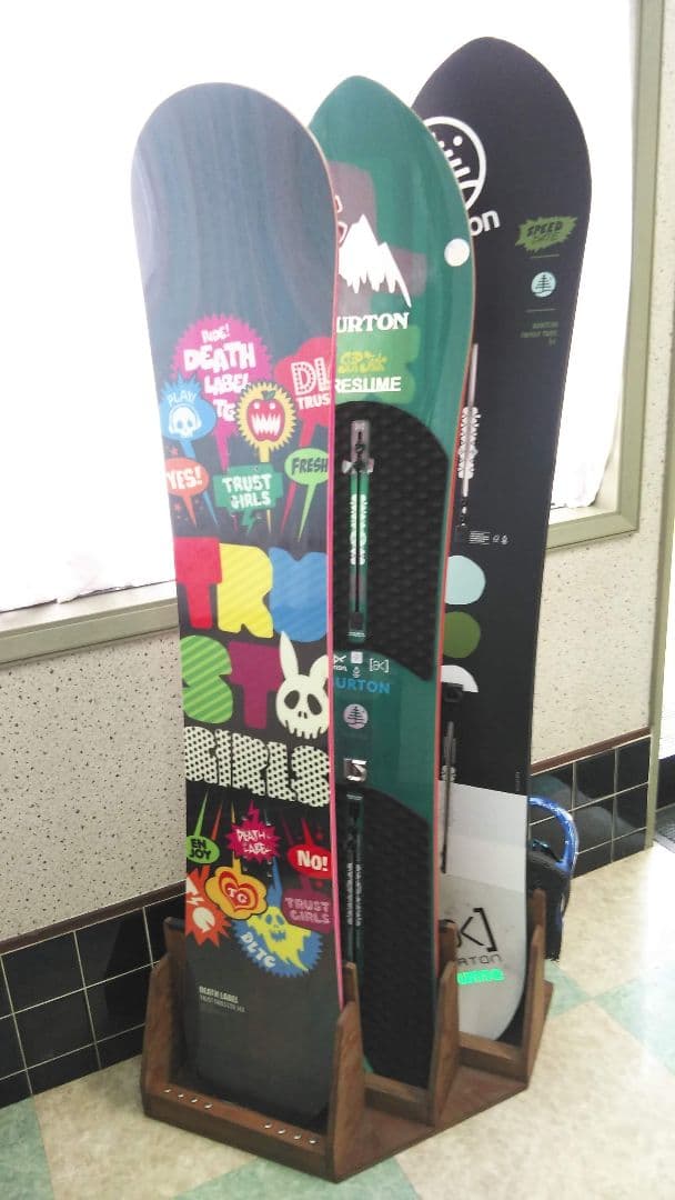 スノーボードスタンドラック　３本用　左側用　カラーウォルナット　ハンドメイド