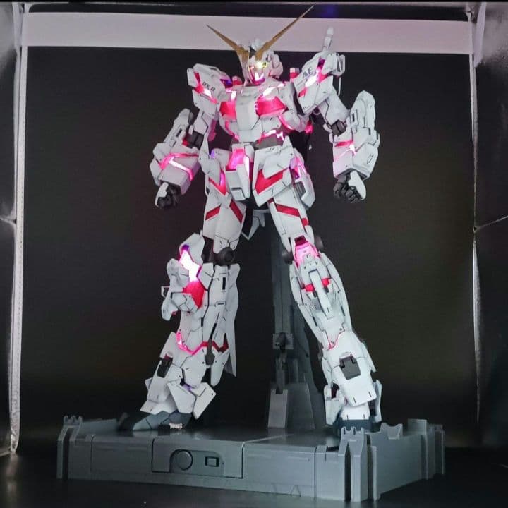 PG パーフェクトグレード ユニコーンガンダム　塗装完成品　LED内蔵
