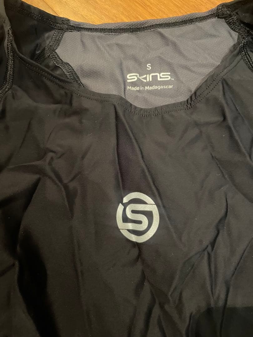 SKINS 長袖シャツ Sサイズ ブラック