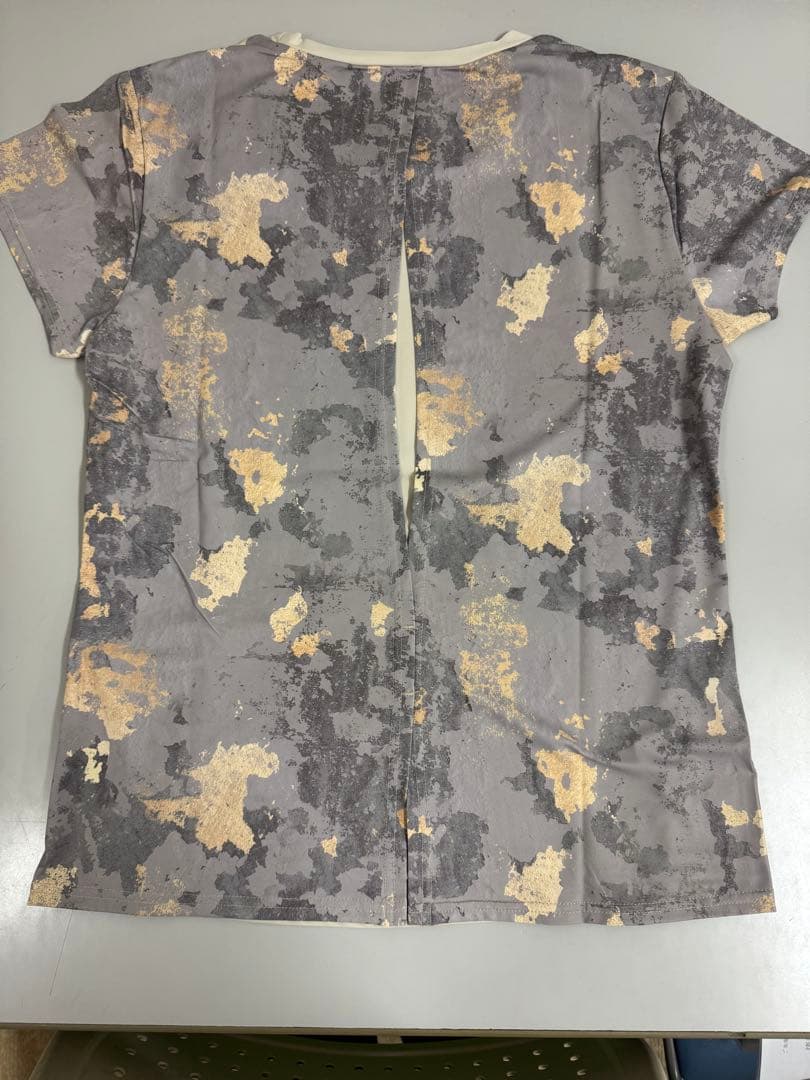アドミラル バックスリット グラフィックTEE ベージュ(ATLA431)