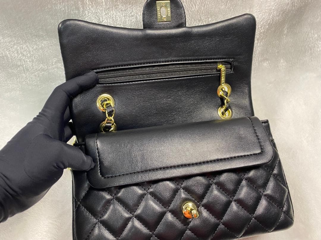 CHANEL ブラック キルティング フラップバッグ